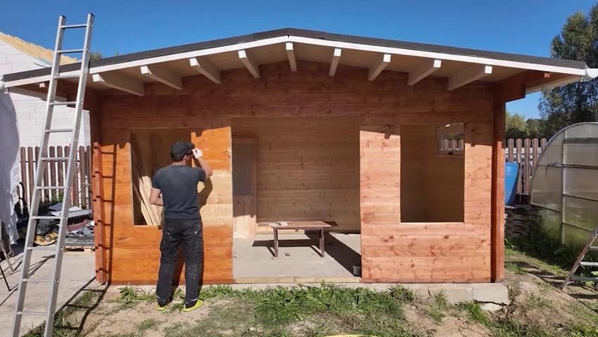 Снаружи Максим красил стены в два слоя: сначала один, потом дал время высохнуть, потом второй