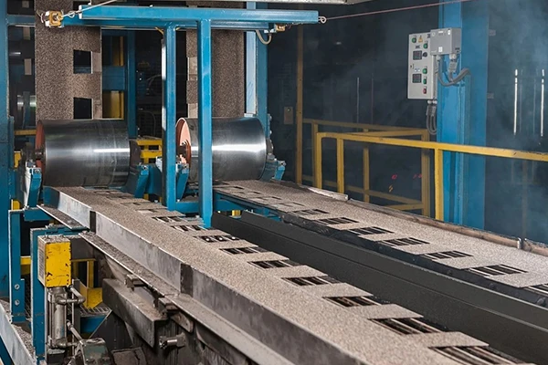 Острые ножи точно и чисто нарезают материал, даже несмотря на плотный слой базальтовой посыпки.