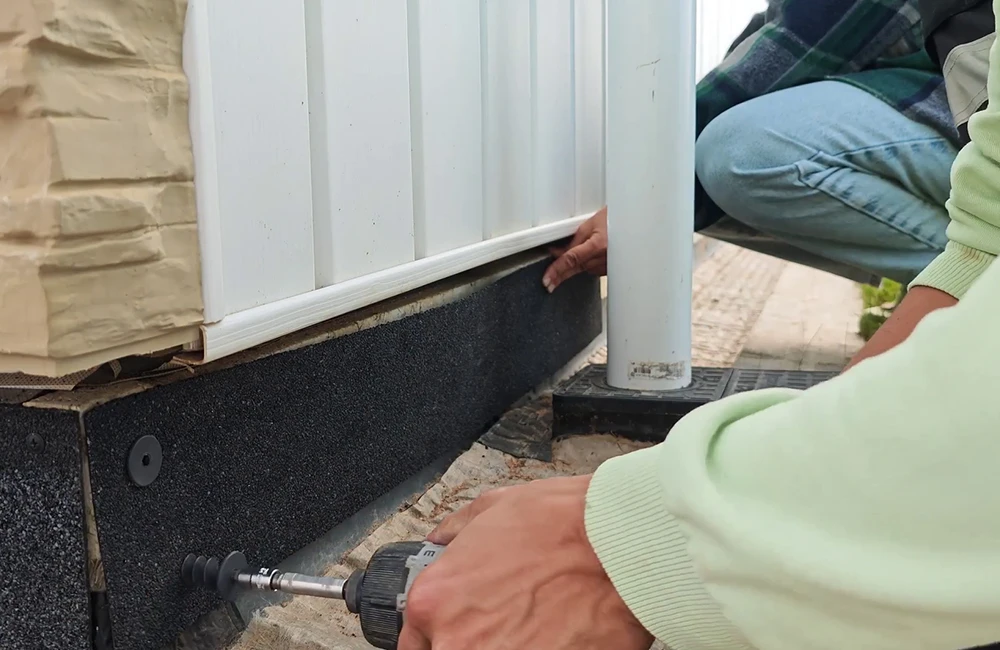 Удобнее сначала крутить верхние винты, а потом возвращаться к нижним