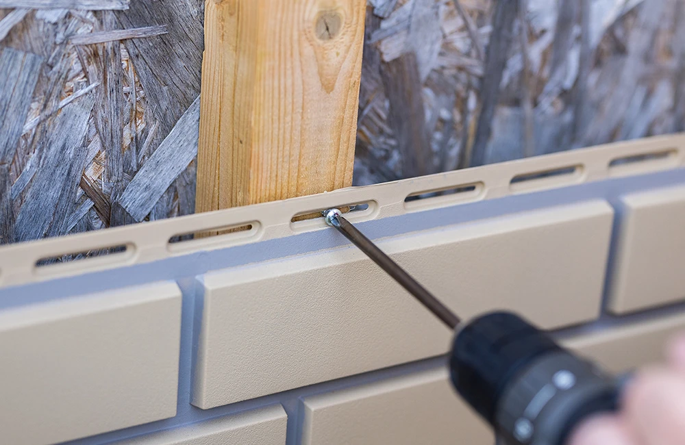 Прикрепите панель к направляющим с помощью саморезов. Закручивайте их по центру крепежных отверстий и не затягивайте — панель должна свободно «ходить».