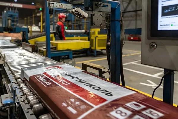 Датчики на конвейере следят за готовностью продукции: все пачки с гонтами должны быть упакованы в фирменную термоусадочную пленку.