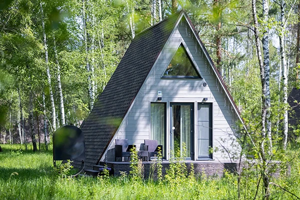 Гибкая черепица сохраняет свои свойства в любом климате России — от южных регионов до Крайнего Севера. Она будет служить долгие годы и надежно защитит ваш дом и зимой, и летом.