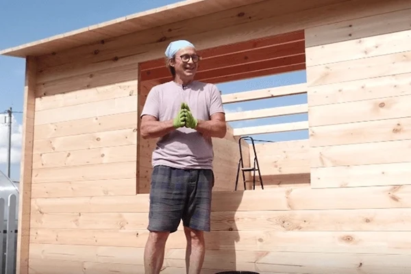 Дачник Алексей Мичурин решил решил поставить на своем участке летний домик для всей семьи, где любой из родных сможет отдохнуть и заняться своими делами.