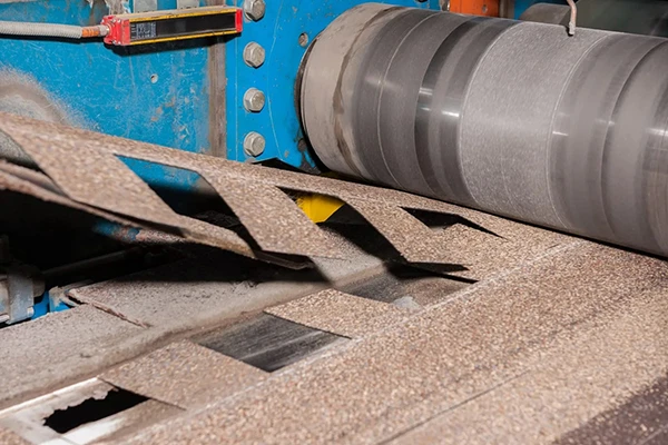 Острые ножи точно и чисто нарезают материал, даже несмотря на плотный слой базальтовой посыпки.