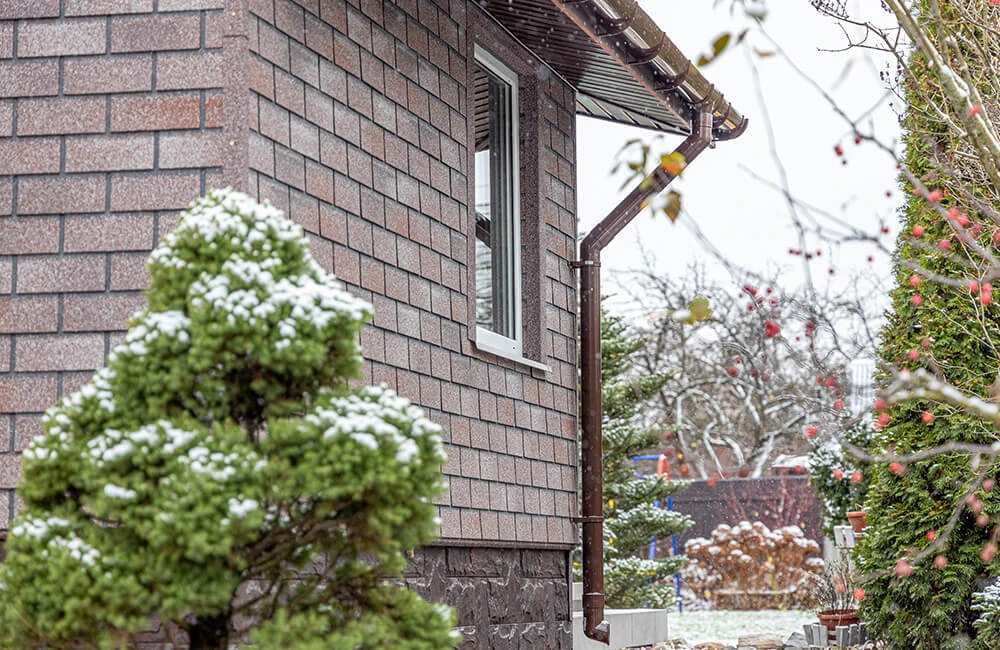 Как установить на крыше пластиковые водостоки