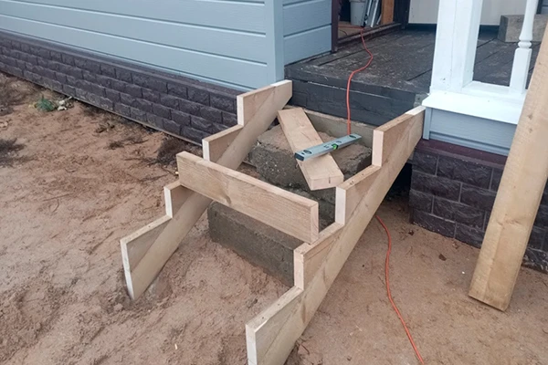 Хозяин этого дома занимался внутренней отделкой и мучился, когда нужно было сбегать за чем-то на улицу. Я предложил сделать крылечко. На сборку лестницы крыльца у нас ушло около трех часов. После обеда начали, к вечеру закончили.