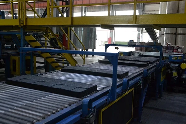 Датчики на конвейере следят за готовностью продукции: все пачки с гонтами должны быть упакованы в фирменную термоусадочную пленку.