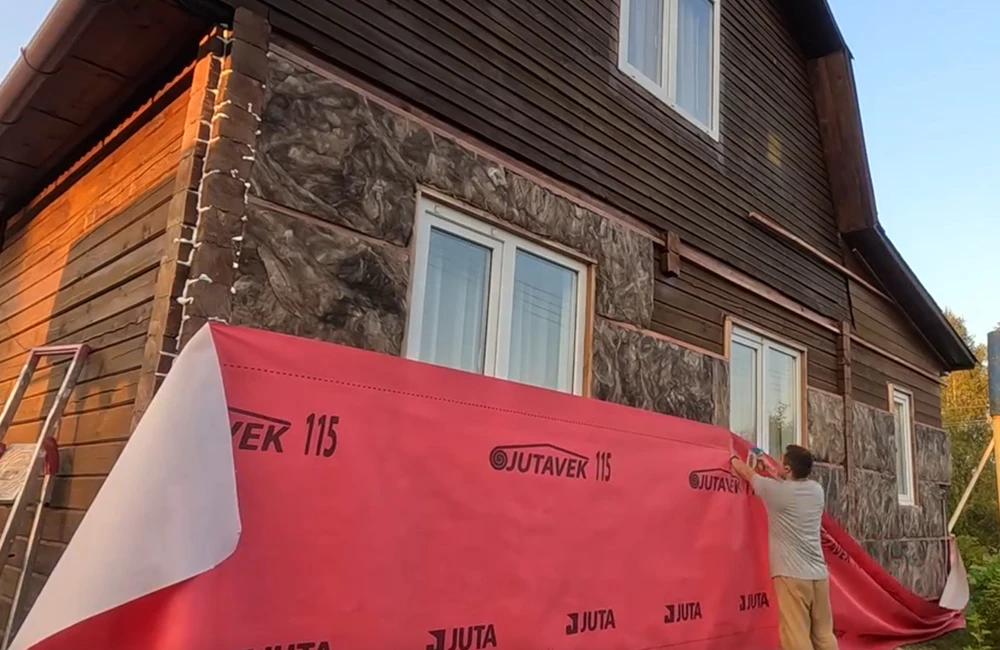 Как преобразить дом: утепление и облицовка сайдингом в одни руки