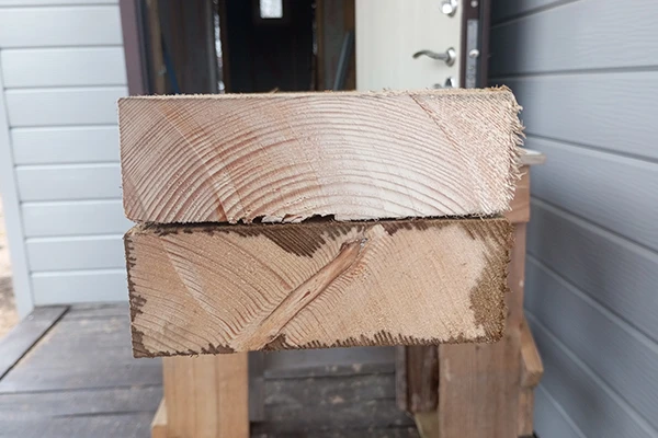 Сверху — доска с радиальным распилом: для уличной лестницы не самый подходящий вариант. Снизу — с тангенциальным: то что надо.