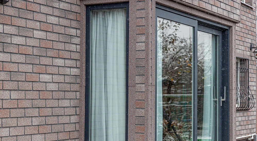 Битумная плитка на фасаде — это практично, просто и эстетично