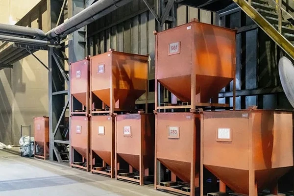 На заводе в Рязани всегда в запасе десятки цветов базальтовой посыпки. Цветовая гамма тщательно контролируется в лабораторных условиях.