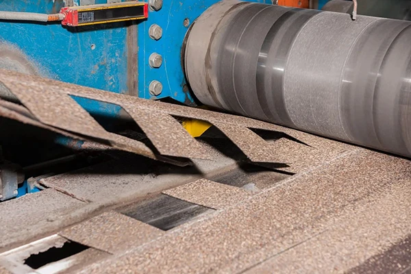 Твердосплавные ножи из карбида вольфрама гарантируют точную и чистую нарезку даже такого абразивного материала.