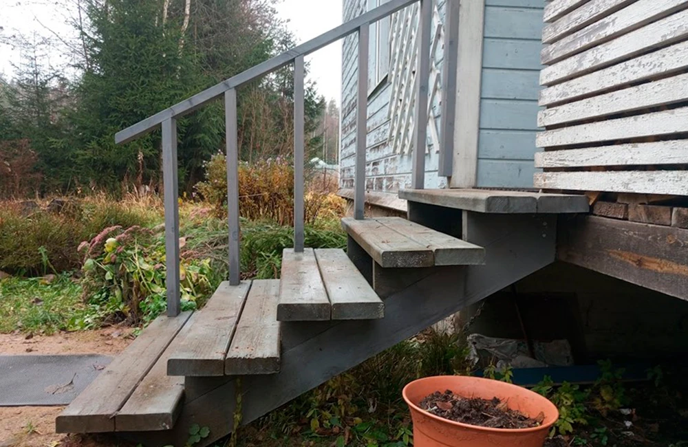 Эту лестницу на даче я сделал пять лет назад. Весной, в солнечную погоду освежу ступени террасным маслом — и дачный сезон можно считать открытым