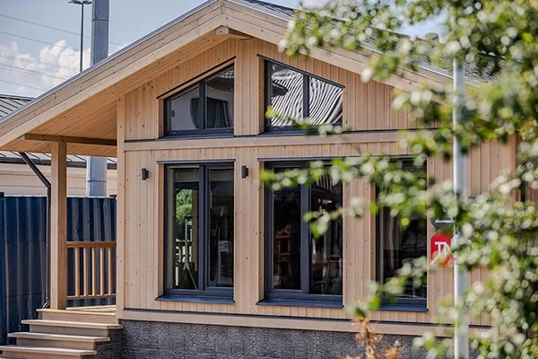 В 2025 году дом по проекту МОНЕ 60 на выставке «Малоэтажная страна» в подмосковном Алтуфьево возвели за четыре дня