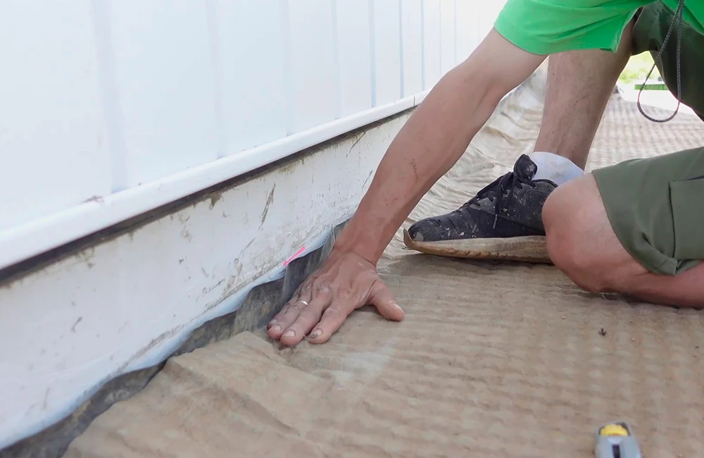 Последовательность такая: сначала отделка цоколя, потом засыпка отмостки, иначе приклеивать плитку тяжело, она будет задевать за щебень и придется ее «подкапывать»