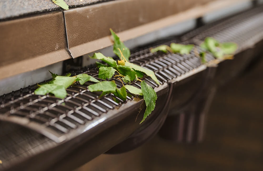 Как установить на крыше пластиковые водостоки