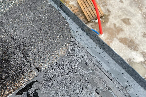 У гонтов черепицы со стороны торца подрезан уголок