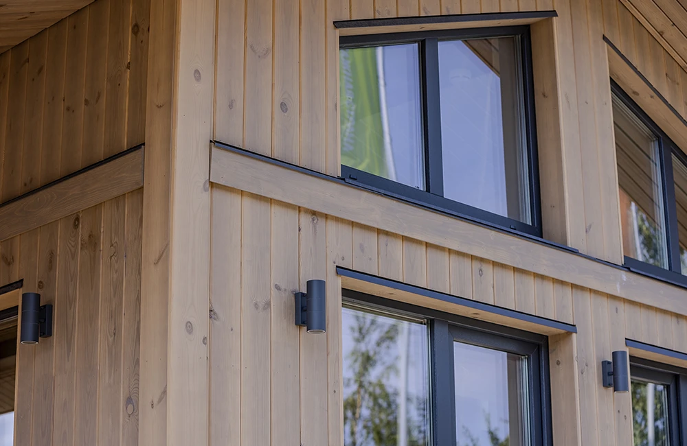 Во влажном климате вертикальные облицовки более практичны, чем горизонтальные: дождевые капли не собираются в щелях, а стекают вниз, на отливы.