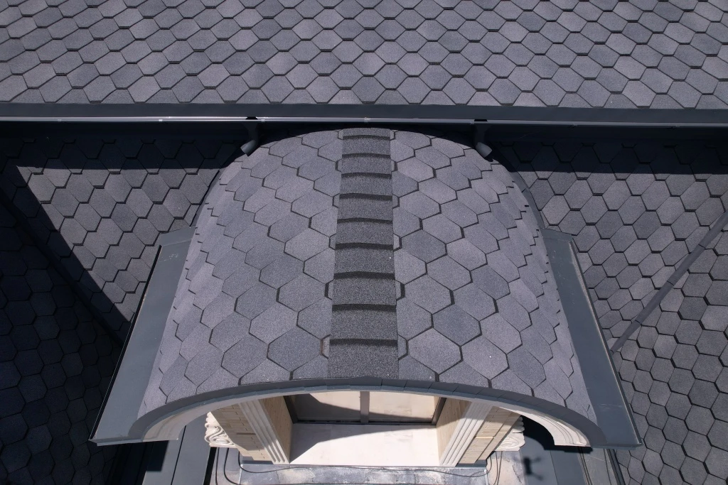 У многослойной гибкой черепицы ШИНГЛАС от ТЕХНОНИКОЛЬ благородный рельеф, и при этом она подходит даже для крыш сложных конфигураций.