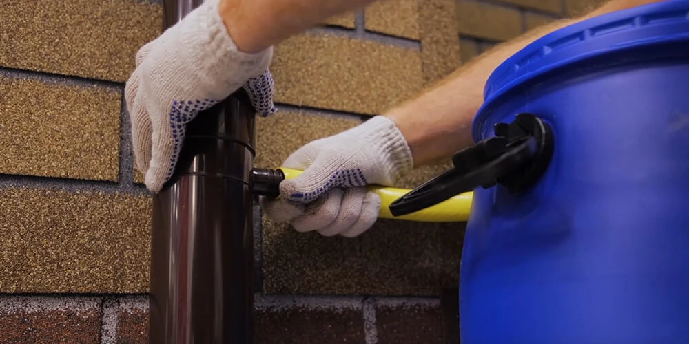 Как установить на крыше пластиковые водостоки