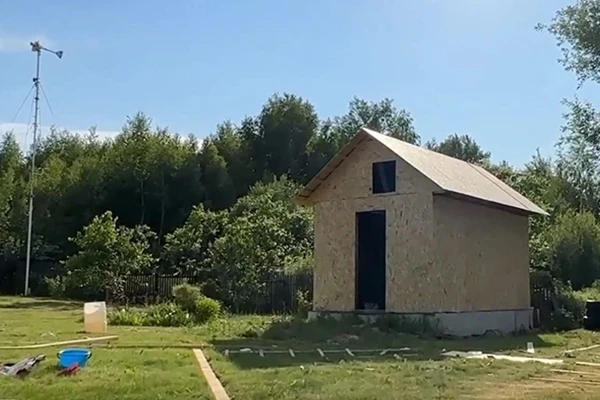 Облицовка стен бани вместе с установкой наличников заняла всего около двадцати рабочих часов (две рабочих смены).