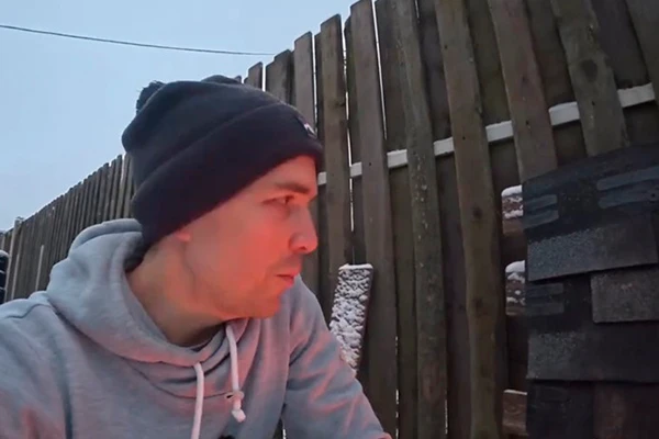 Строитель долго испытывал фасад из битумной плитки огнем