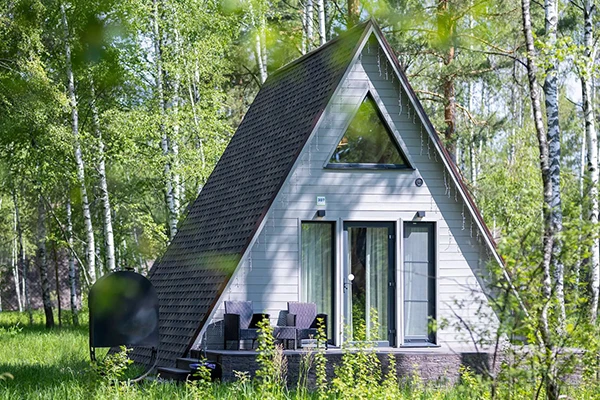 Гибкая черепица сохраняет свои свойства в любом климате России — от южных регионов до Крайнего Севера. Она будет служить долгие годы и надежно защитит ваш дом и зимой, и летом.