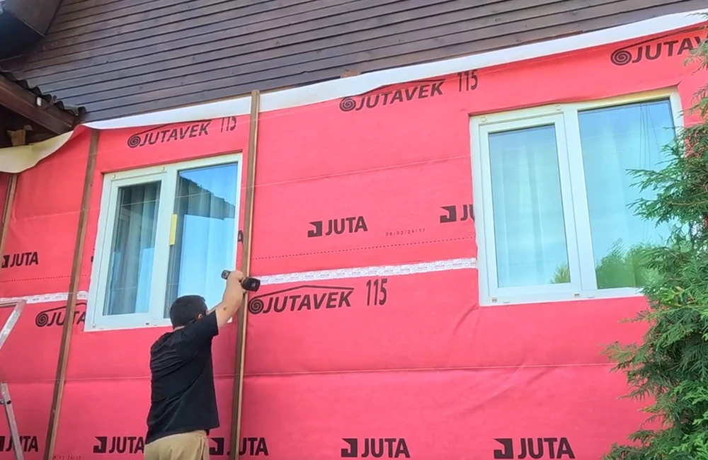 Как преобразить дом: утепление и облицовка сайдингом в одни руки