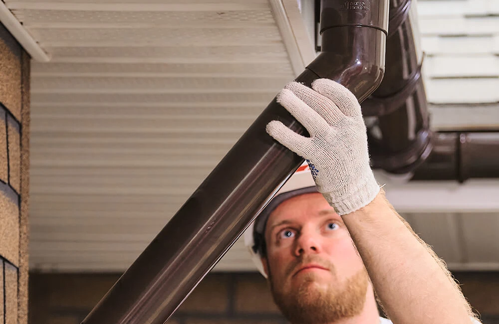 Как установить на крыше пластиковые водостоки