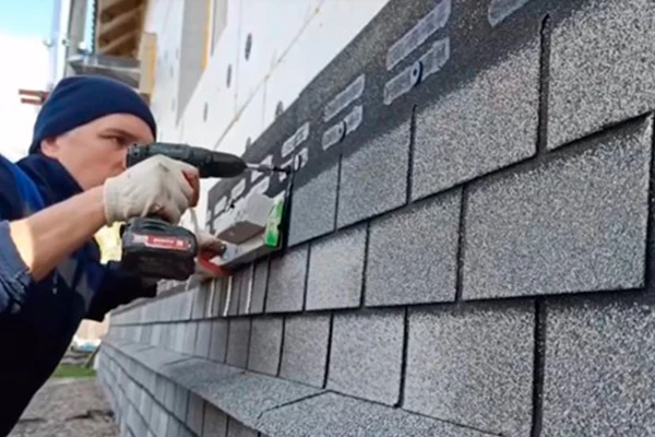 Строитель долго испытывал фасад из битумной плитки огнем