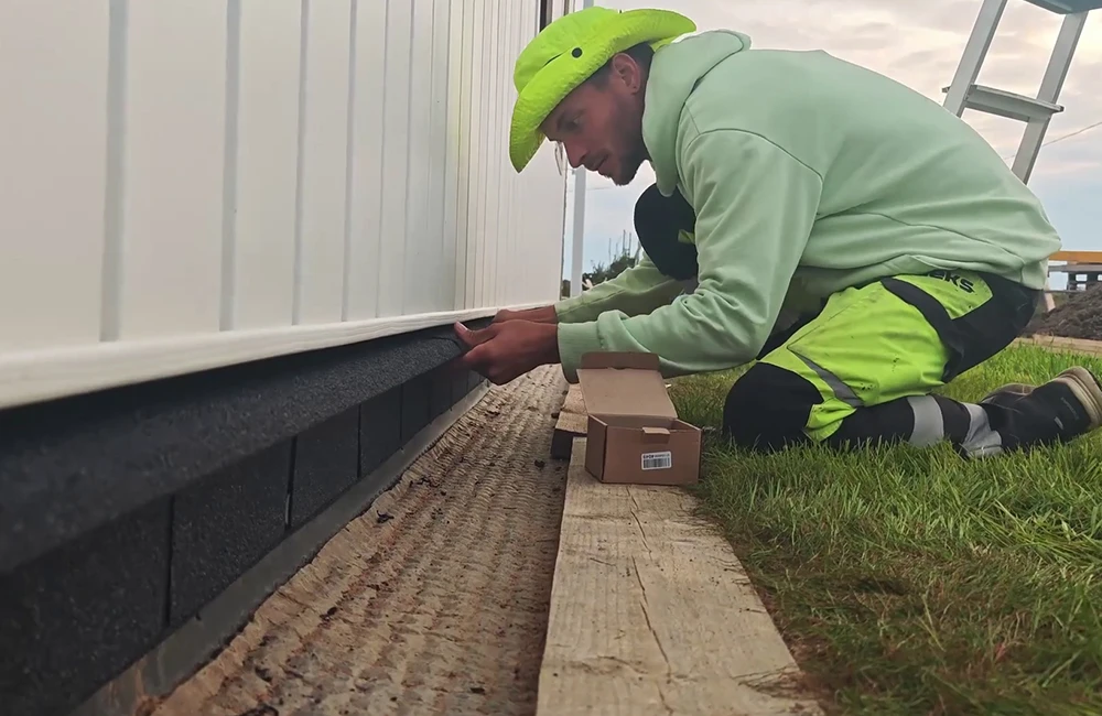 Почти финал — устанавливаю цокольную планку, это своего рода подоконник для цоколя. Планка закрывает цоколь, защищая его от попадания воды