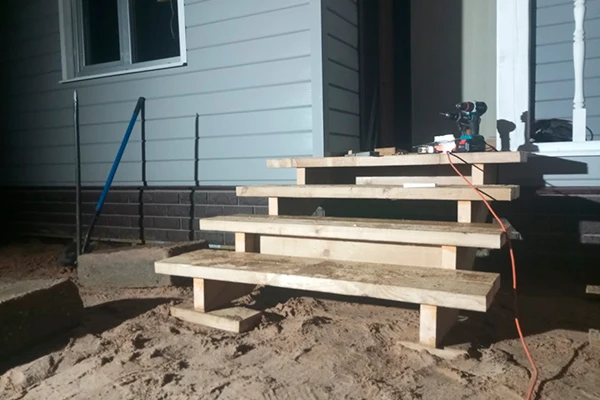 Хозяин этого дома занимался внутренней отделкой и мучился, когда нужно было сбегать за чем-то на улицу. Я предложил сделать крылечко. На сборку лестницы крыльца у нас ушло около трех часов. После обеда начали, к вечеру закончили.