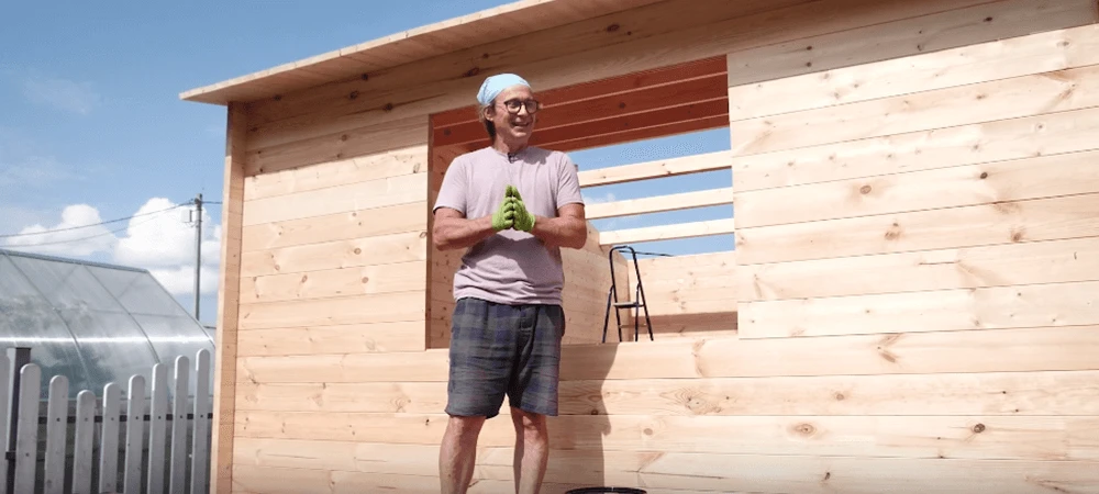 Алексей признался, что не получил ни одной занозы во время сборки дома.