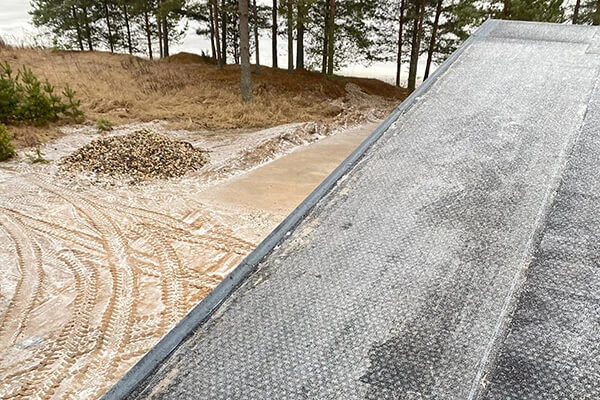 На фронтоне подкладочный ковер наплавлен поверх торцевой планки