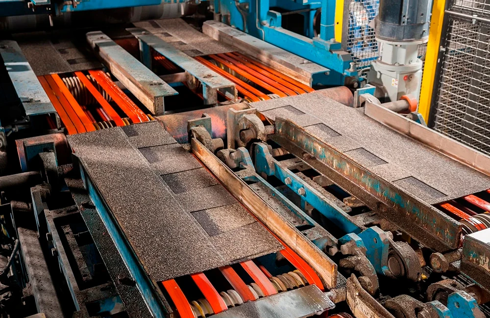 С конвейера выходят одинаковые по длине гонты