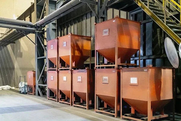 На заводе в Рязани всегда в запасе десятки цветов базальтовой посыпки. Цветовая гамма тщательно контролируется в лабораторных условиях.