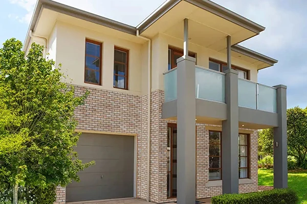 В комбинированной отделке — как в традиционном сочетании (кирпич+штукатурка), так и в довольно-таки смелом и современном — с деревянной реечной отделкой.