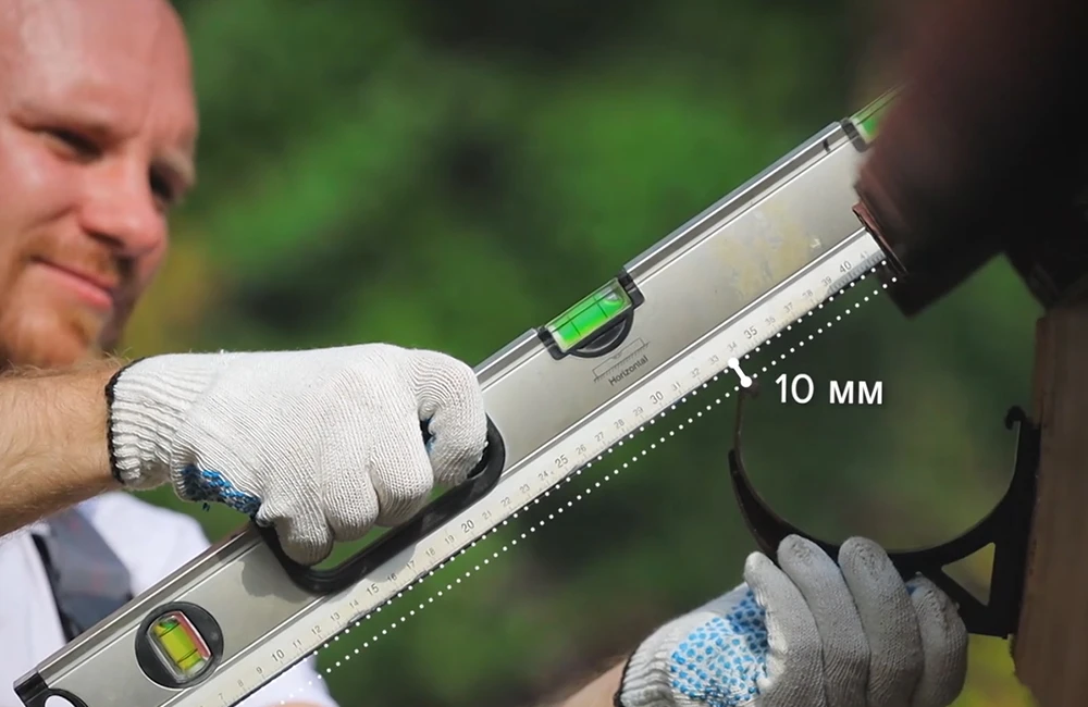 Уклон водосточного желоба: быстро и правильно