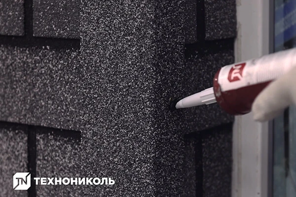 Замажьте головки саморезов мастикой Фиксер.