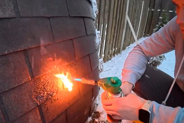 Строитель долго испытывал фасад из битумной плитки огнем