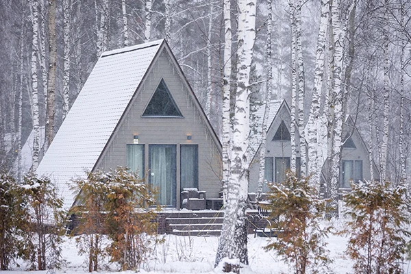 Гибкая черепица сохраняет свои свойства в любом климате России — от южных регионов до Крайнего Севера. Она будет служить долгие годы и надежно защитит ваш дом и зимой, и летом.