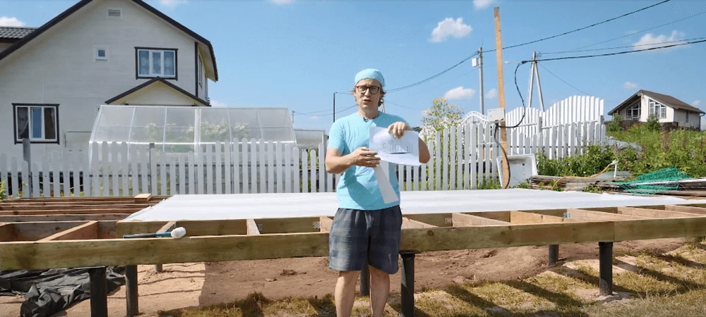 Помимо свай придется также подготовить обвязку — деревянный каркас, на котором и будет стоять дом. Всё вместе это и называется фундаментом.