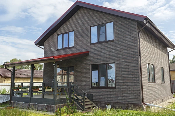 Такая отделка благородно смотрится и на особняке для постоянного проживания, и на классическом дачном доме. Вид кирпичной кладки создает ощущение дома, построенного на века.