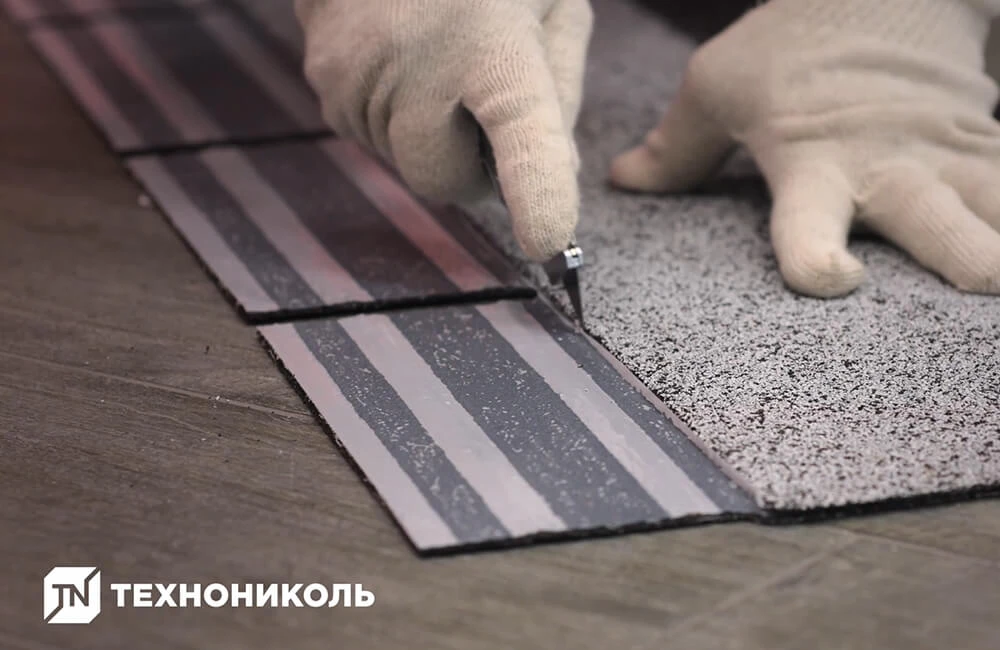 Подготовьте плитку для стартовой полосы: ножом обрежьте у рядовой плитки лепестки.