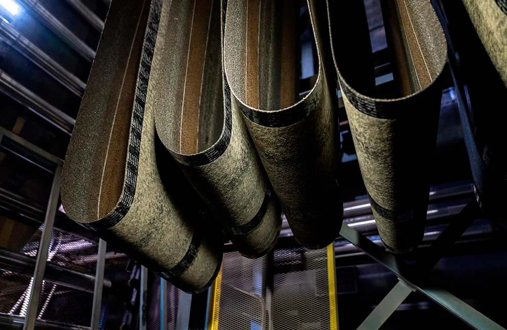 Петли создают технологический запас, который позволяет менять ножи и перенастраивать посыпку без остановки линии.