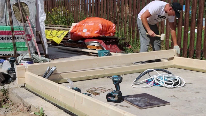 Брус подбивают киянкой, чтобы он плотно садился на предыдущий ряд