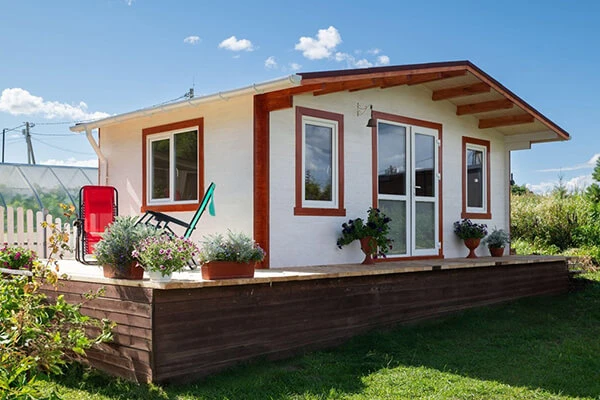 Итог: три дня от первого положенного венца до последнего гвоздя на крыше. Летний дом полностью собран, покрашен изнутри и снаружи — можно заносить мебель и заходить в тапочках.