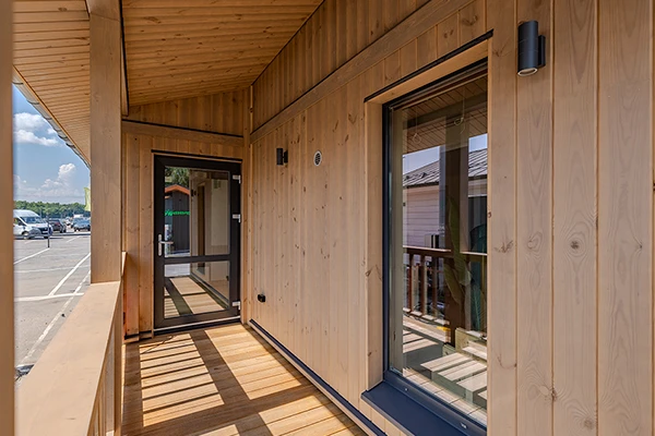 Дом по проекту МОНЕ 60 от ТЕХНОНИКОЛЬ: полностью деревянная отделка. Открытые силовые конструкции, балки и столбы, — сделаны в заводских условиях. Качество подгонки и обработки поверхностей — близкое к мебельному.