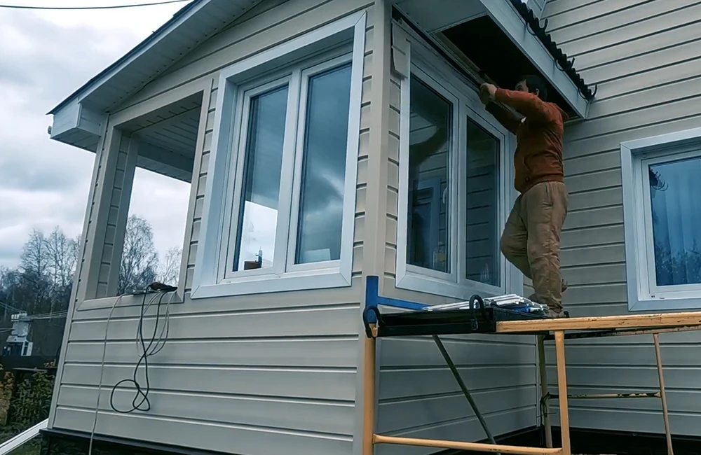 Как преобразить дом: утепление и облицовка сайдингом в одни руки