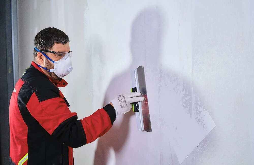 Особенность армирующей укладки в том, что здесь не используется клей. Армирующий стеклохолст утапливают в свежий слой шпаклевки, нанесенной на предварительно обеспыленное, прогрунтованное и высохшее основание. Такой монтаж несложен, но требует уверенных навыков шпаклевочных работ — потому что приходится сразу покрывать шпаклевкой большие поверхности.